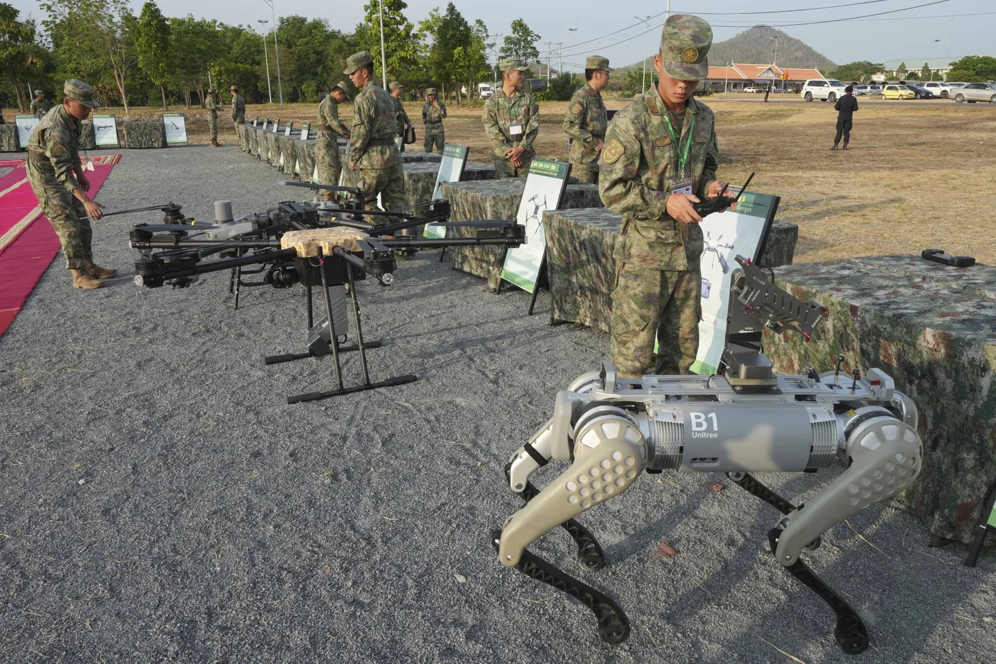Kambodža ja Hiina ühisõppustel osalesid ka relvastatud robotkoerad, nendega ajakirjanike nähes pauku siiski ei tehtud.