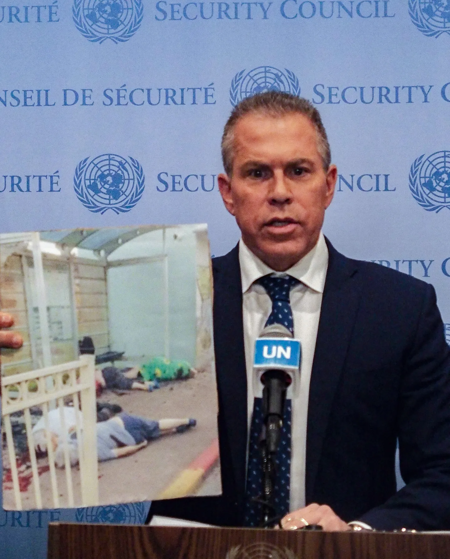 Iisraeli suursaadik Gilad Erdan näitamas ÜRO Julgeolekunõukogule fotosid Hamasi rünnakust.