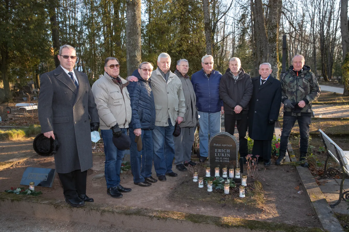 Rivis seisavad (vasakult): Jaak Üprus, Salman Šois, Matti Ojaste, Jaanus Paal, Kalev Jahnson, Enn Mainla, Hurmas Lastik, Vello Kade ja Doff Petolai Vana-Peetri kalmistul poksi õpetaja ja treeneri Erich Lukini 115. sünniaastapäeva tähistades.
