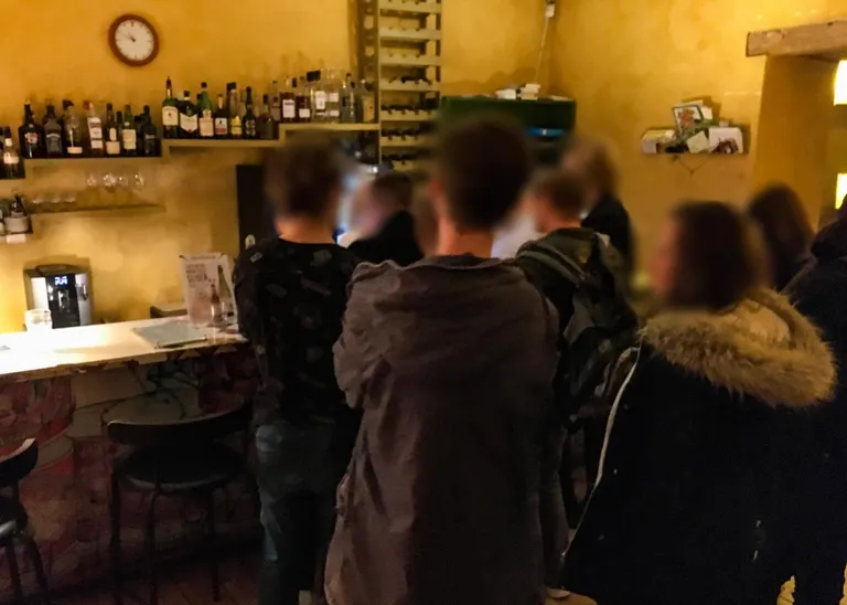 За 15 минут до 23 часов в баре NoKu начали собираться иностранные студенты.