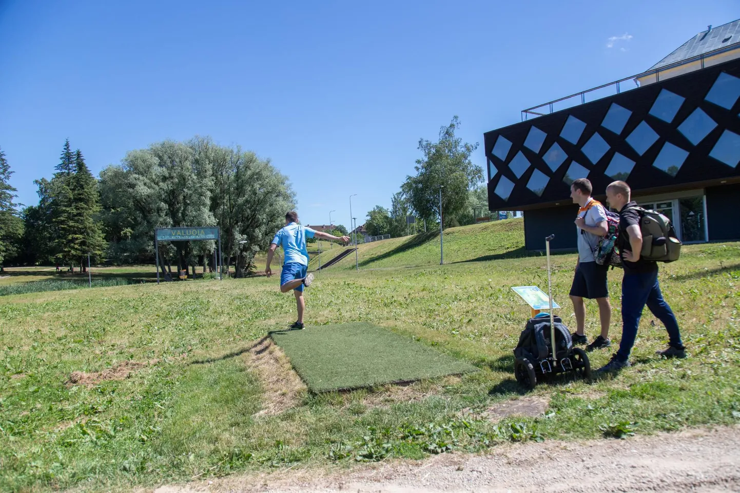Reedest pühapäevani kestavad Holstre-Polli ning Viljandi Huntaugu ja Valuoja rajal  Eesti juunioride, seenioride ja harrastajate kettagolfi meistrivõistlused. Kolmapäeva pärastlõunal võis Valuoja orus näha juba võistlusteks valmistujaid.