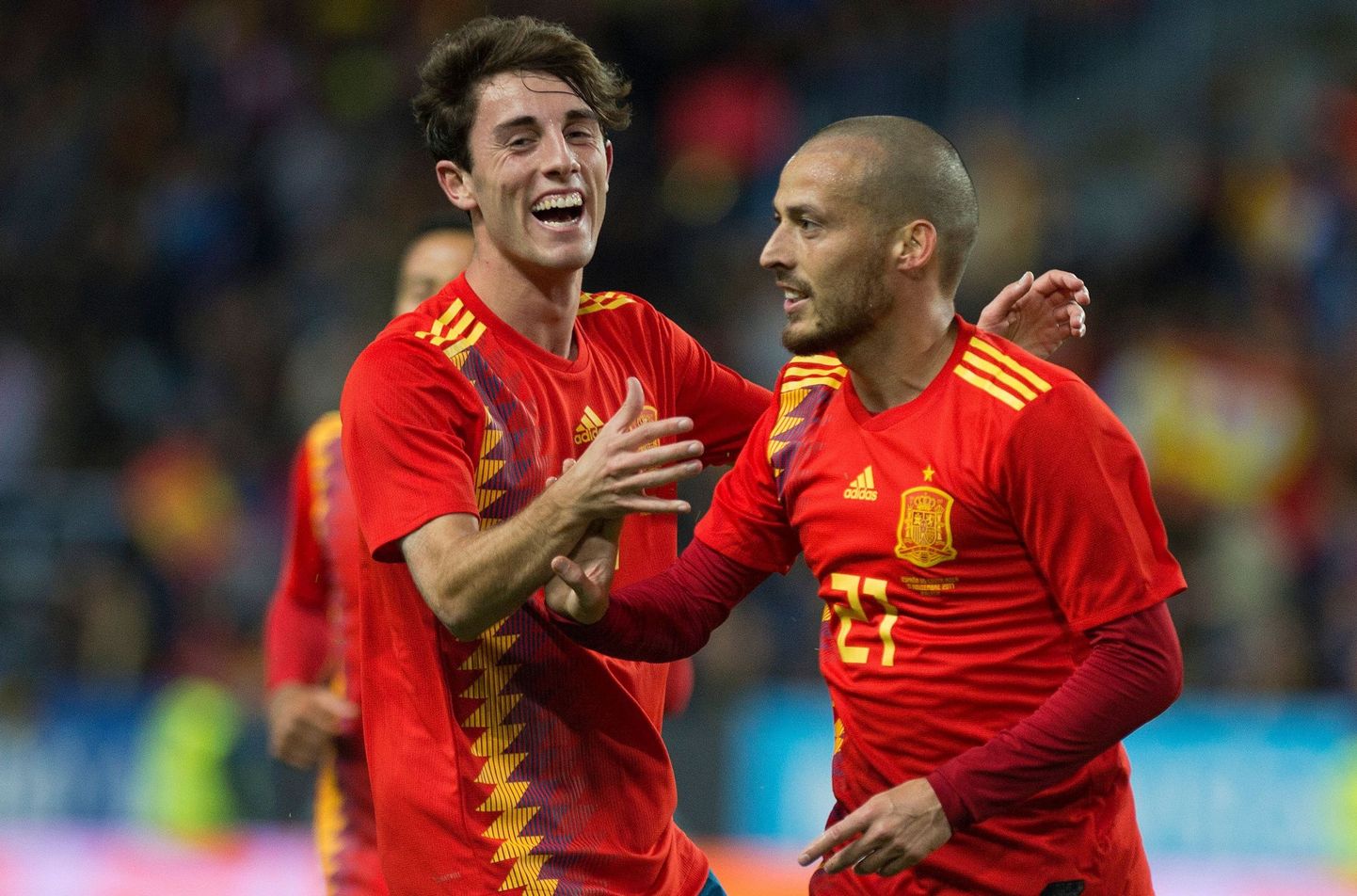 Hispaania jalgpallikoondise mängijad väravat tähistamas.