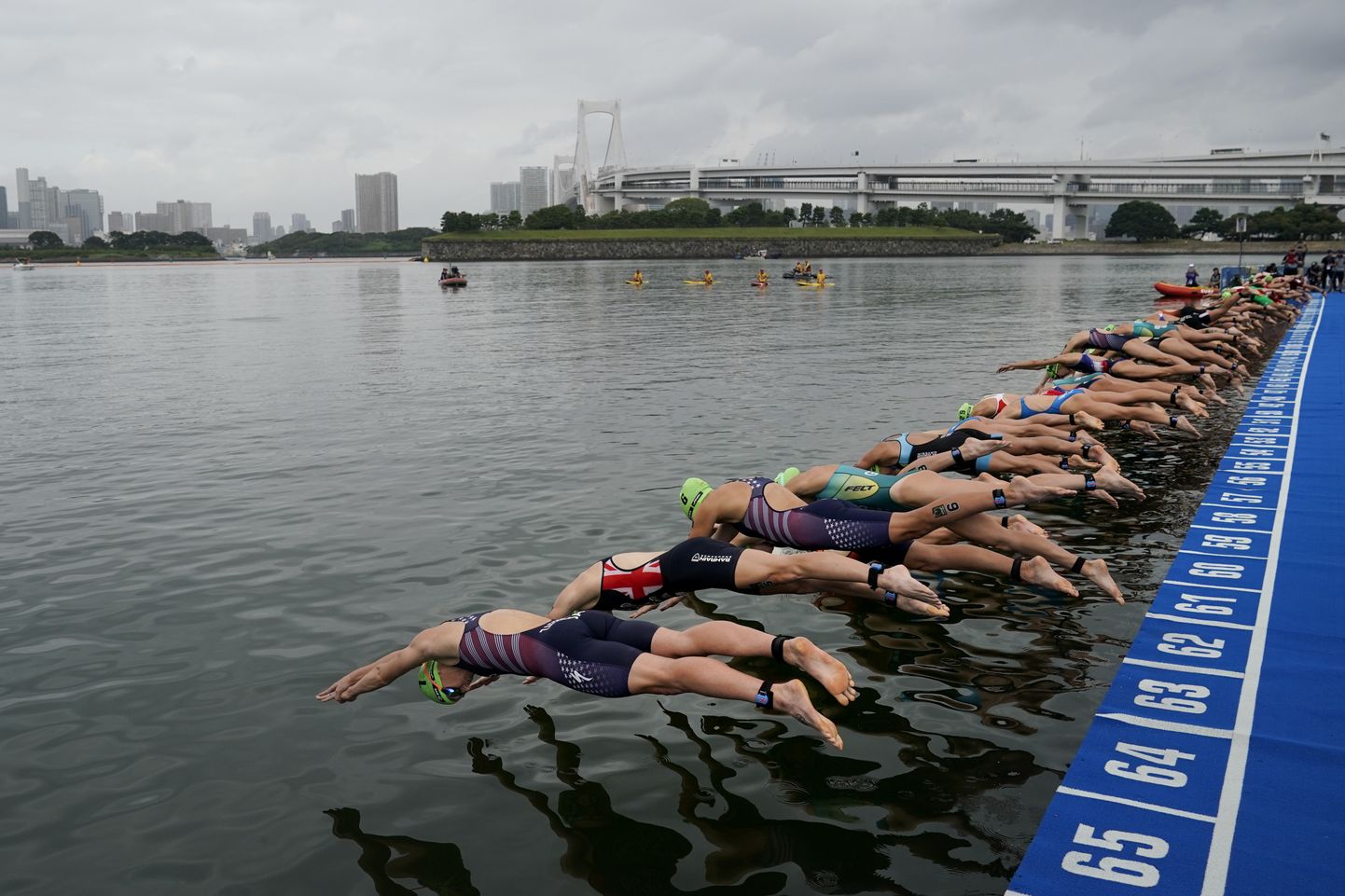 Naiste triatloni testvõistlus, paraolümpia sportlased paraku ujumisel startida ei saanudki.