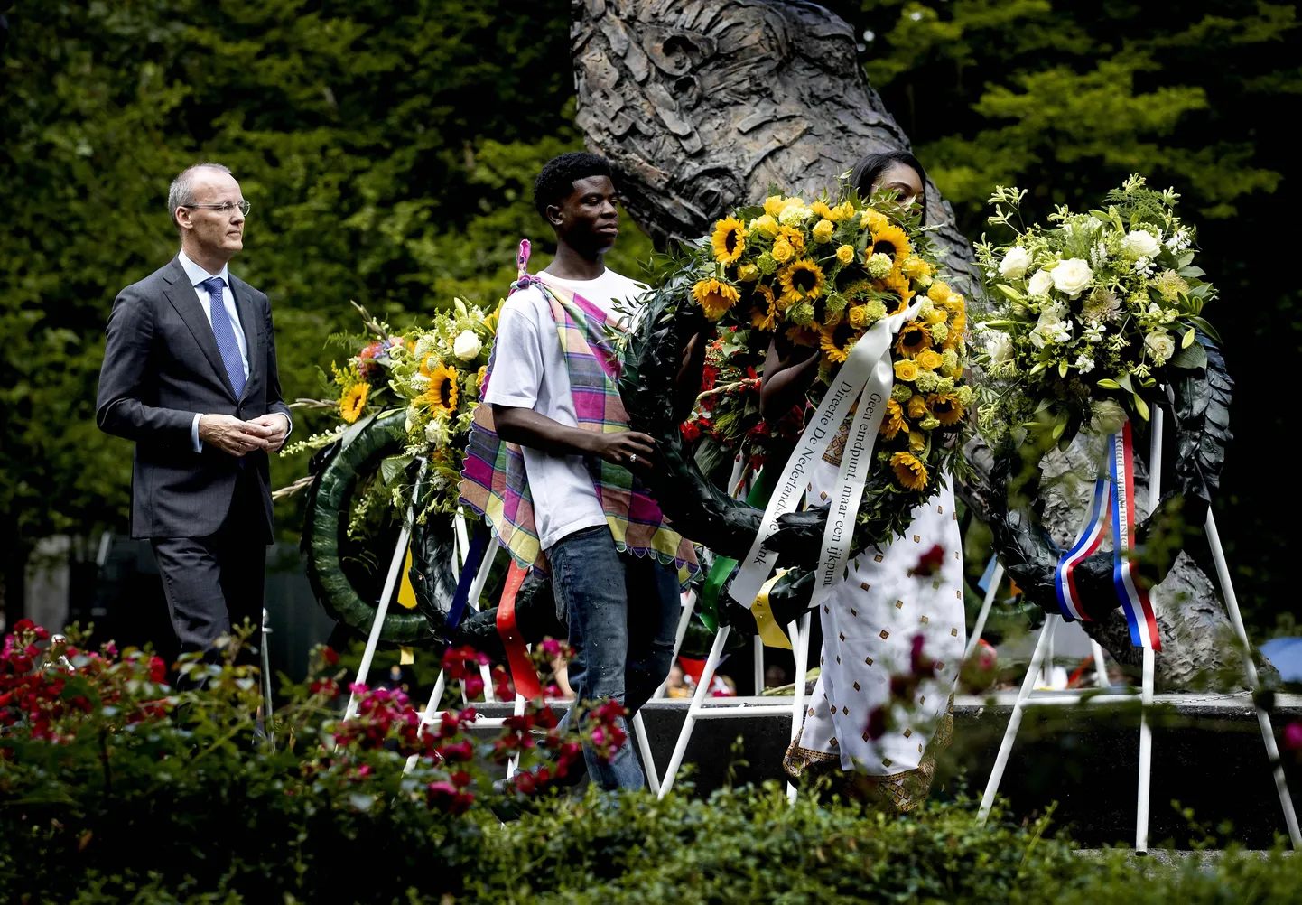 De Nederlandsche Banki president Klaas Knot (vasakul) osalemas Suriname ja Hollandi Kariibi mere riikide orjuse kaotamise mälestusüritusel.