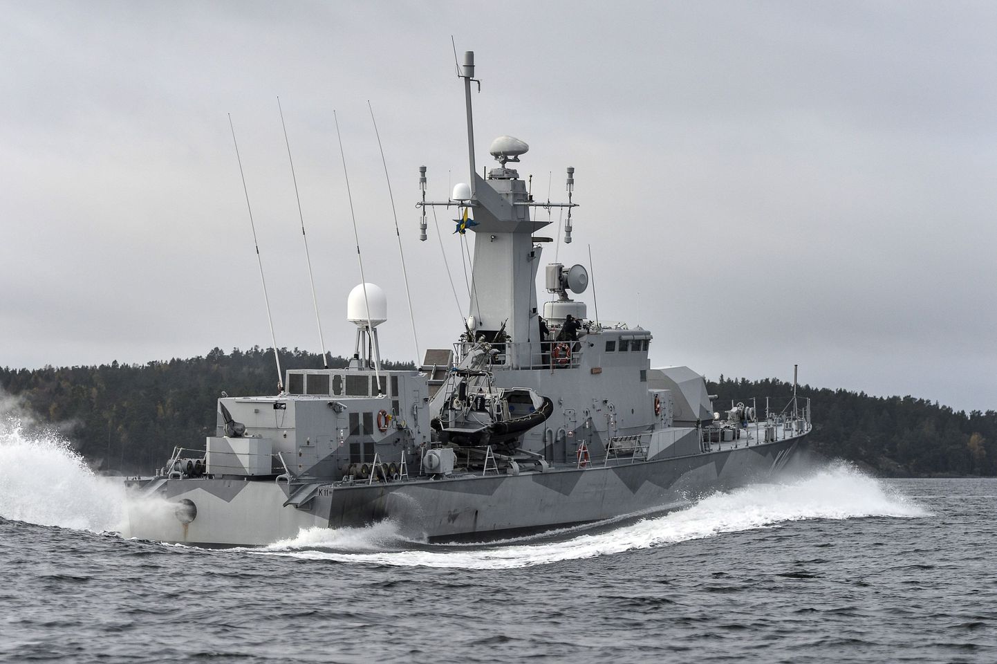 В середине октября прошлого года военно-морские силы Швеции подтвердили, что ведут поиск иностранной подводной лодки в водах Стокгольмского архипелага, где ранее были отмечены признаки «иностранной подводной деятельности».