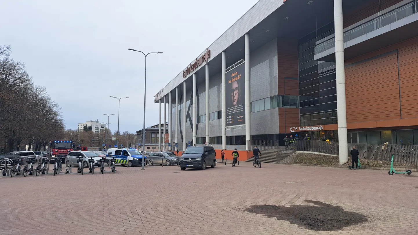 Угроза взрыва поступила в адрес тартуского Kaubamaja в воскресенье вечером, поэтому полиции и спасателям пришлось эвакуировать всех людей из здания.