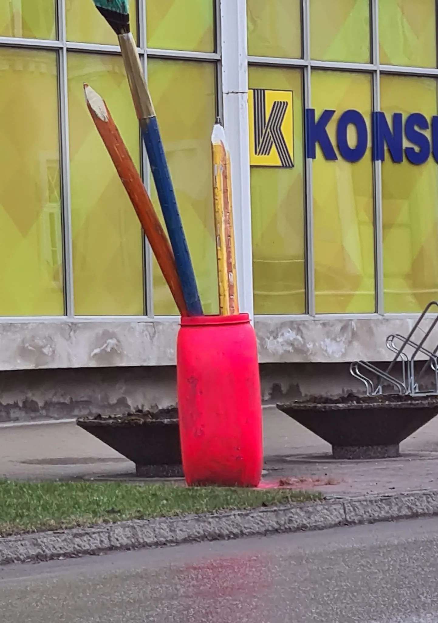 Punane tünn koos pintslite ja pliiatsitega haihtus kesklinnast üleöö.