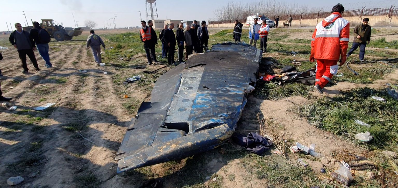 Teherani lähistel Iraani armee poolt alla tulistatud Ukraina ettevõtte reisilennuki rusud õnnetuspaigal.