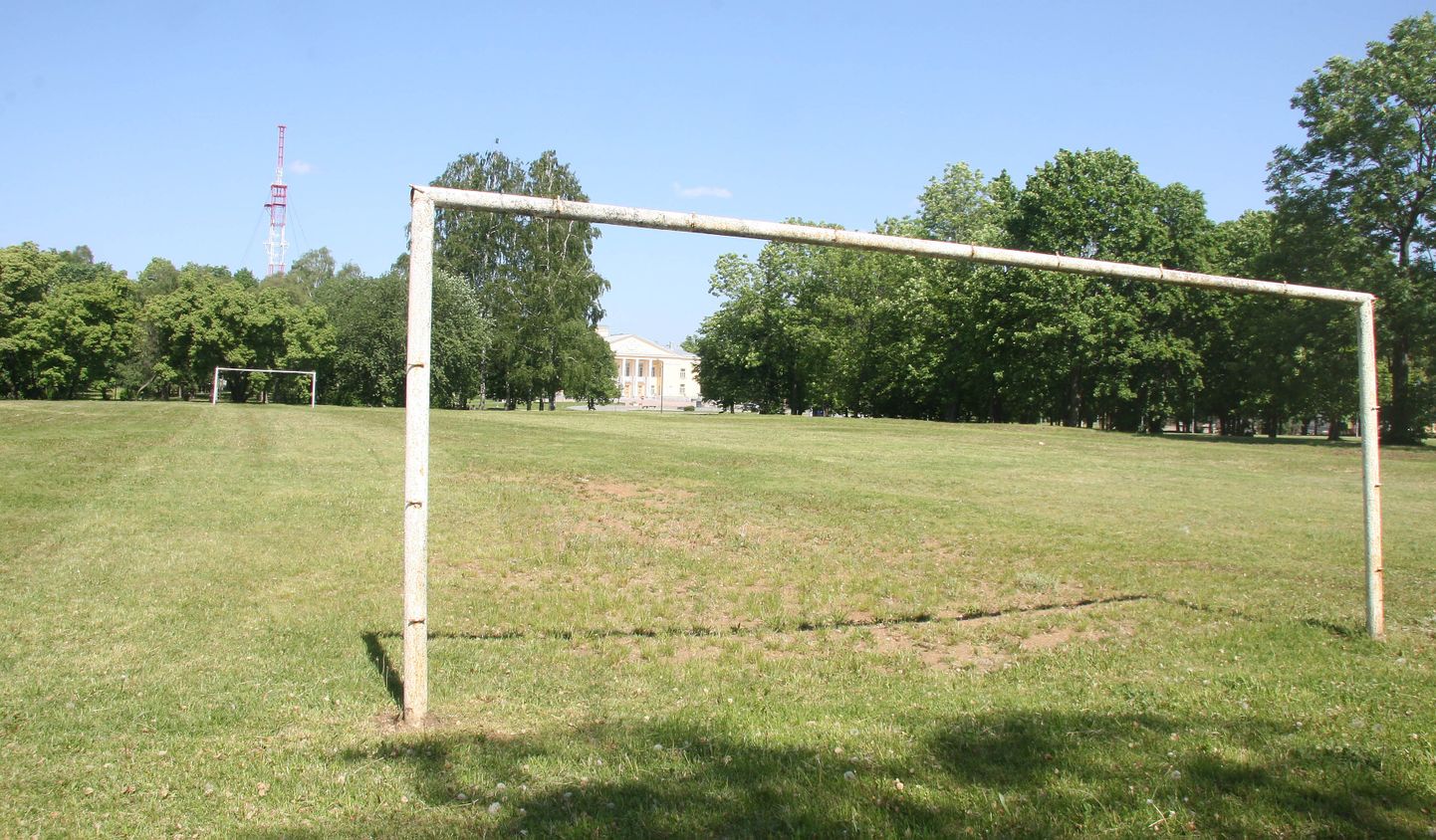 К концу года в Кохтла-Ярве в этом же месте должно быть новое футбольное поле с искусственным покрытием.