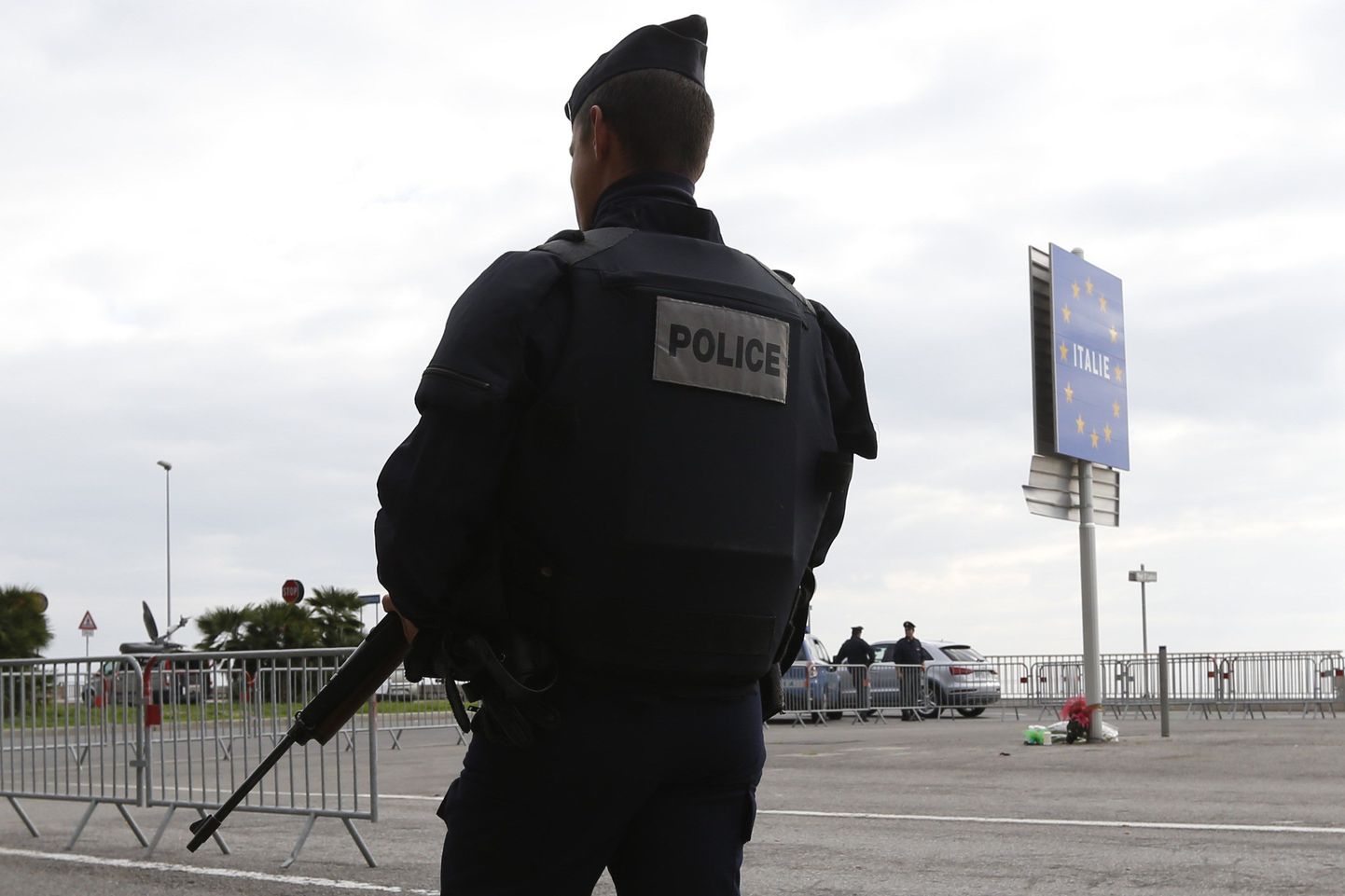 Politseinik Prantsuse-Itaalia piiril.
