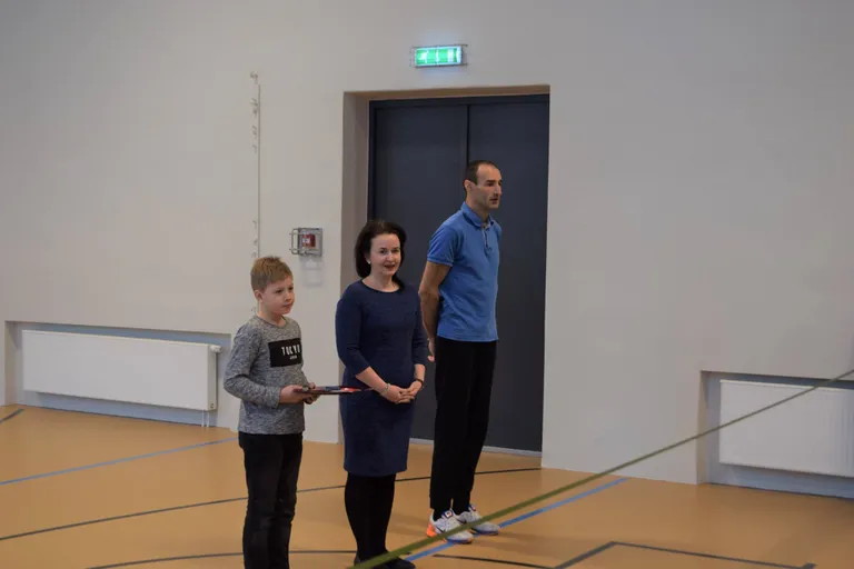 “Saal on meie õpilastel alati olnud vahetundides pallimängudeks aktiivselt kasutuses ja saab seda olla nüüd ka edaspidi. Juba on tuntud võimla vastu huvi ka õhtuste täiskasvanute treeningute tarvis,” selgitas Lüllemäe põhikooli direktor Jana Tiits. Fotol paremal lisaks kehalise kasvatuse õpetaja Valev Sisov.
