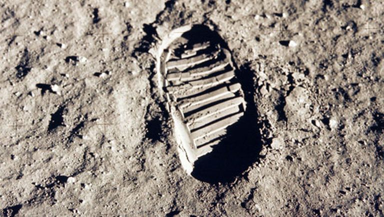 Astronauta pēdas nospiedums uz Mēness virsmas