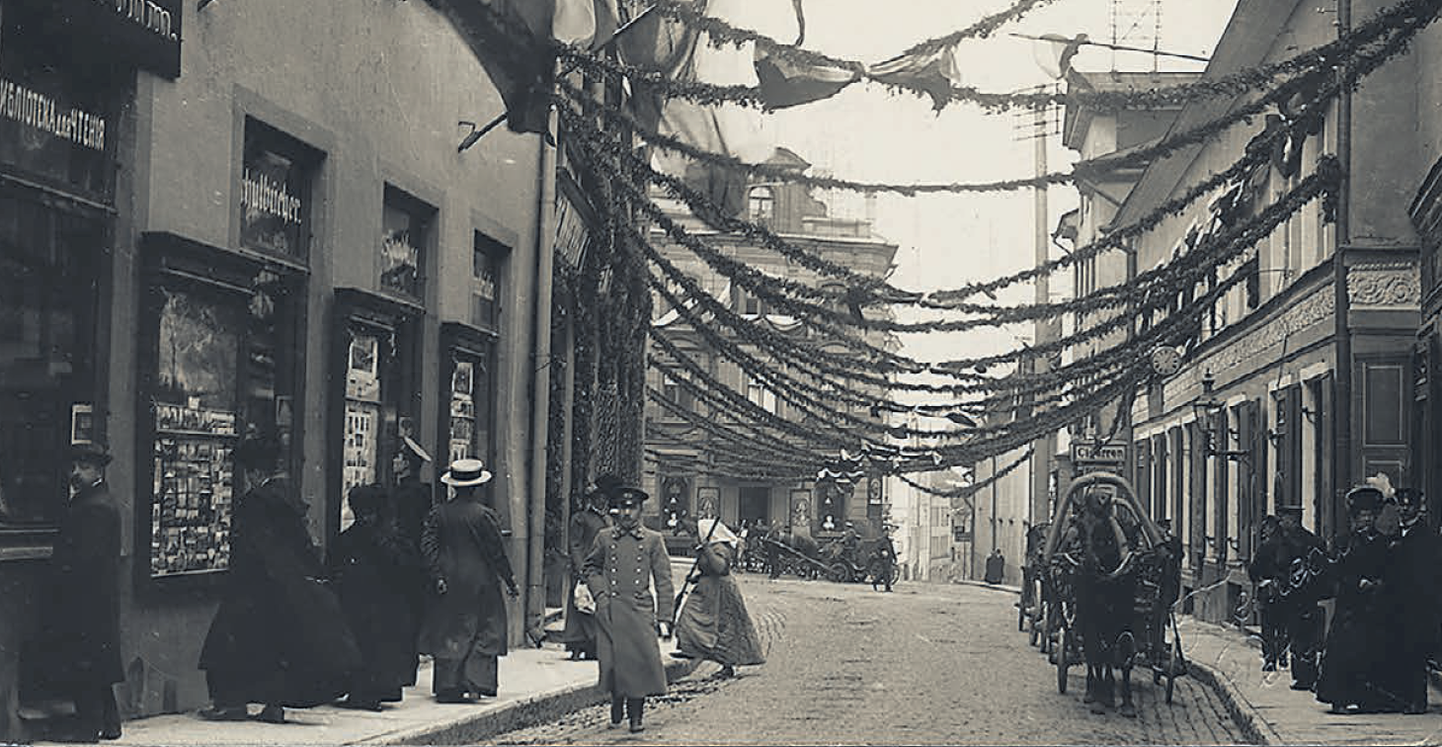 Peeter I ausamba avamise pidustusteks ehitud Pikk tänav 1910. aasta sügisel.