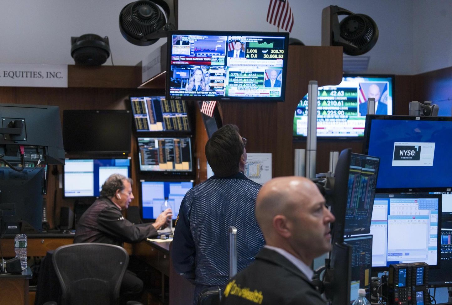 Kauplejad New Yorgi börsil. USA keskpanga otsus tõsta baasintressi mõjus aktsiaturule turgutavalt.
