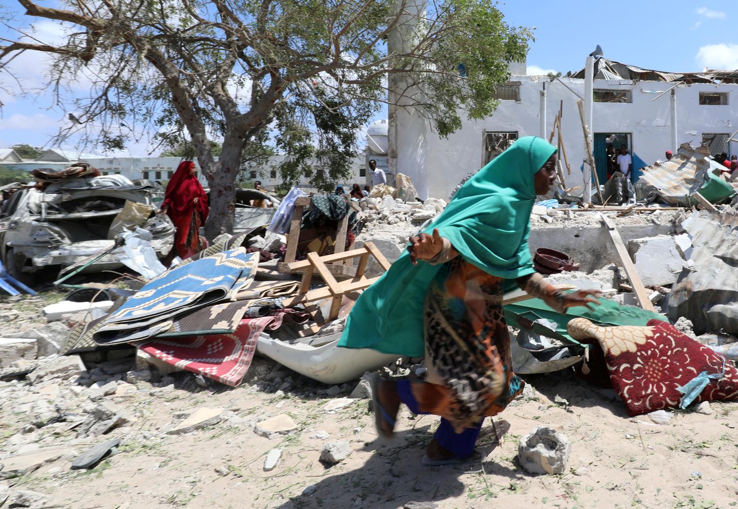 Sieviete skrien garām terorista izraisīta sprādziena vietai Mogadīšo, Somālijā