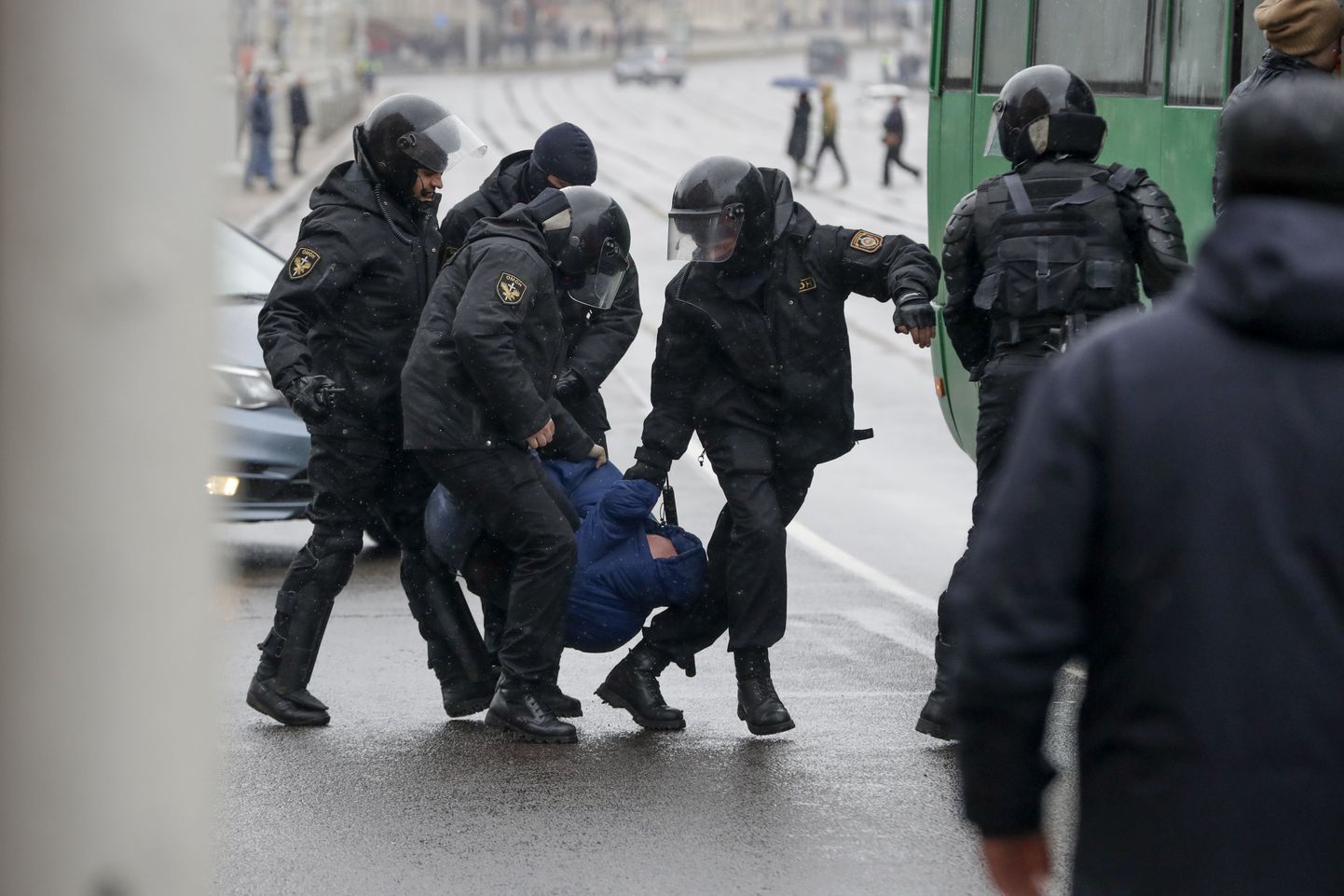 Valgevene miilits ajab laiali meeleavaldust Minskis.