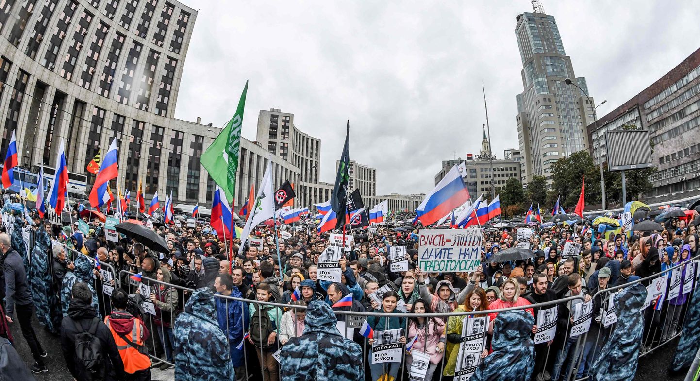 Уже третью неделю подряд десятки тысяч россиян в Москве и других городах России выходят на митинги с требованием честных выборов и допуска независимых кандидатов к ним.