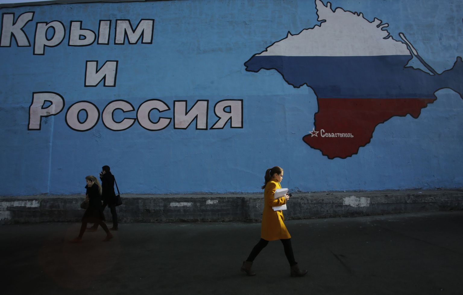 Карта Крыма, окрашенная в цвета российского триколора.