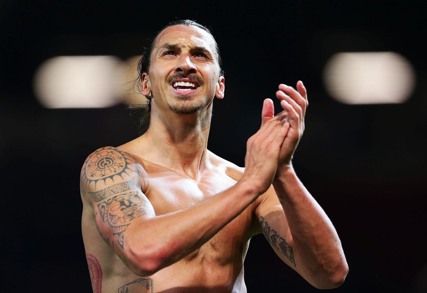Zlatan Ibrahimovic Manchester Unitedi fänne tänamas.