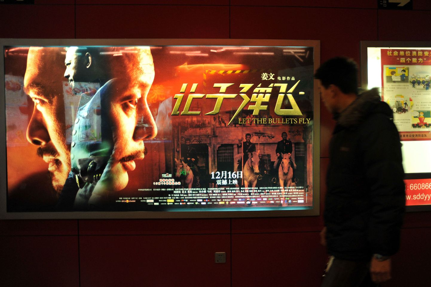 Paar nädalat tagasi tehtud pildil jalutab mees Peikingi tänaval mööda uue Hiinas tehtud filmi "Let The Bullets Fly"