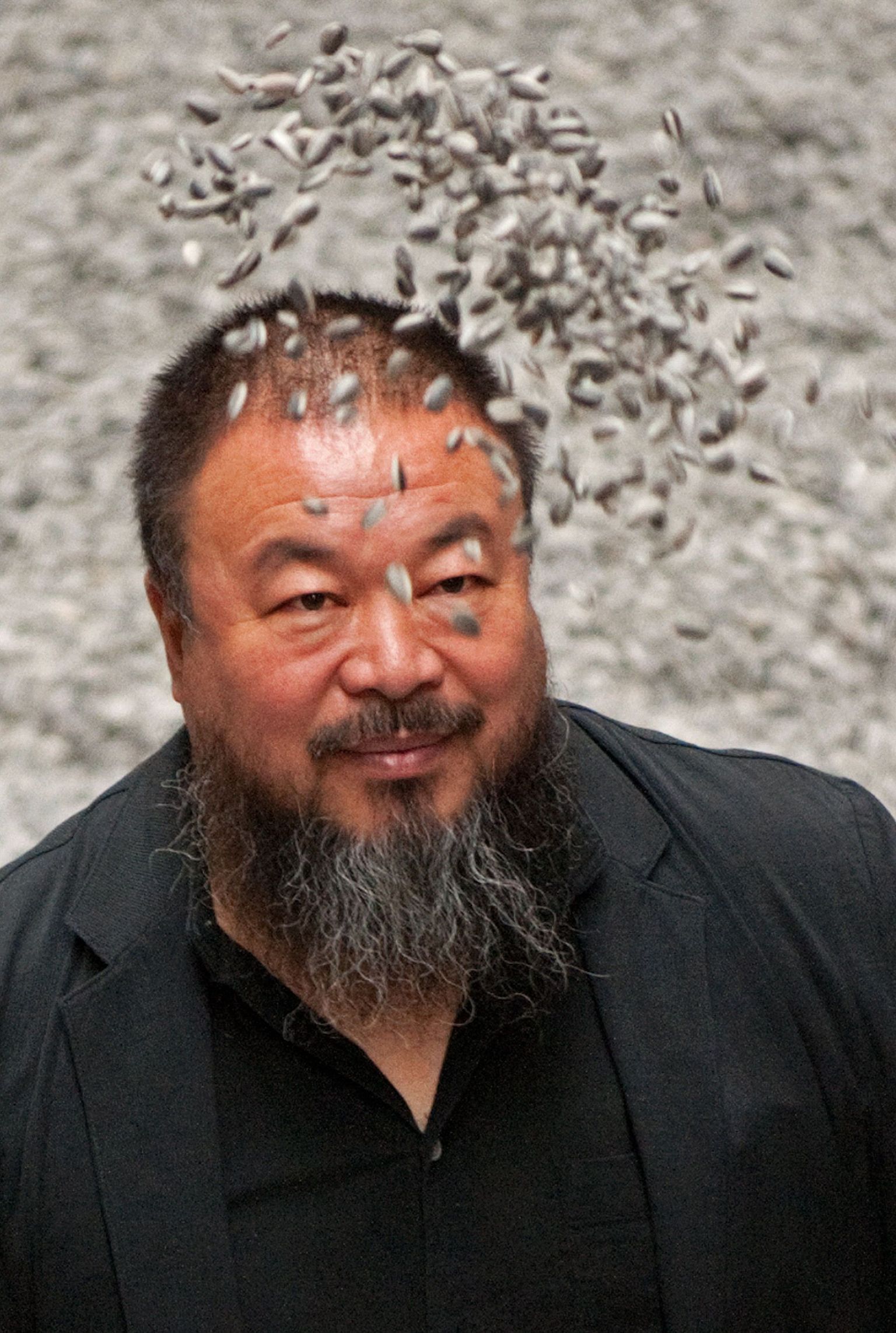 Ai Weiwei oma teose "Päevalilleseemned" esitlusel Londonis.