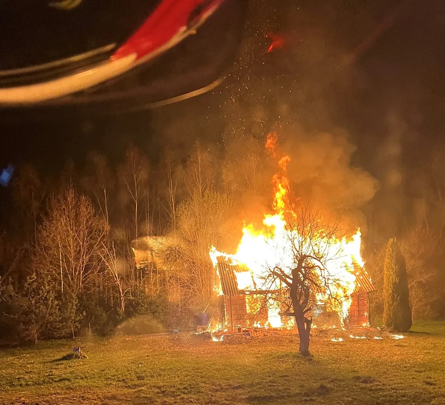 Päästjate saabudes põles hoone leegiga.