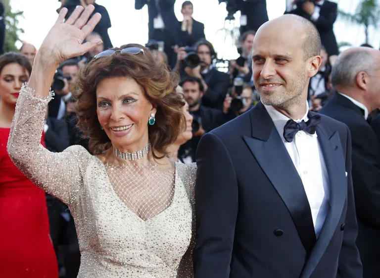 Aktrise Sofija Lorēna un viņas vecākais dēls, režisors Edoardo Ponti, 67. Kannu kino festivālā 2014. gada 20. maijā.