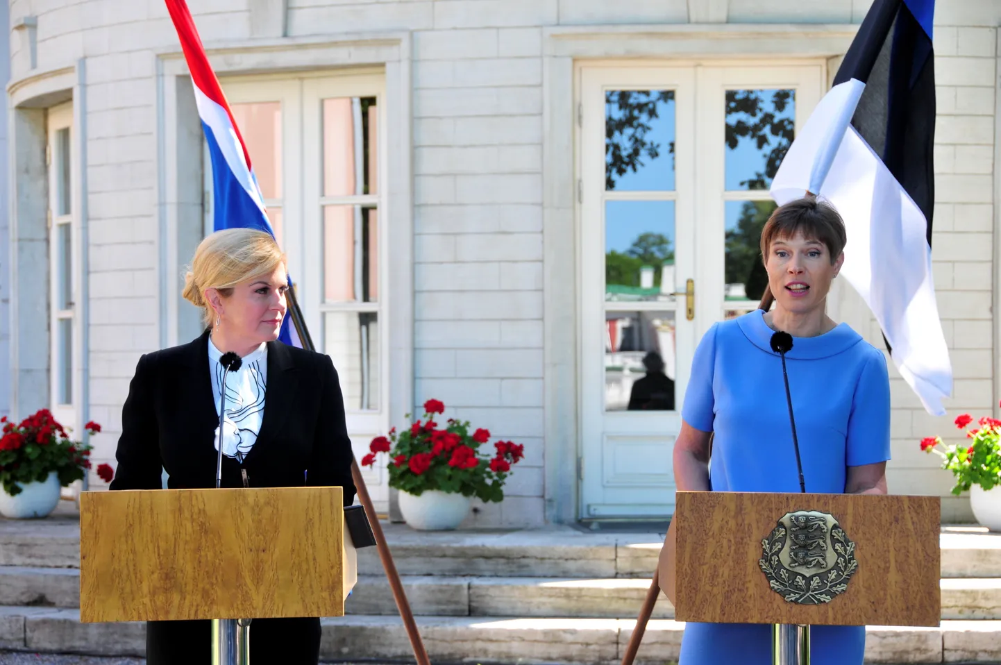 Horvaatia president Kolinda Grabar-Kitarovic ja Eesti president Kersti Kaljulaid pressikonverentsil Kadriorus, presidendilossi ees.