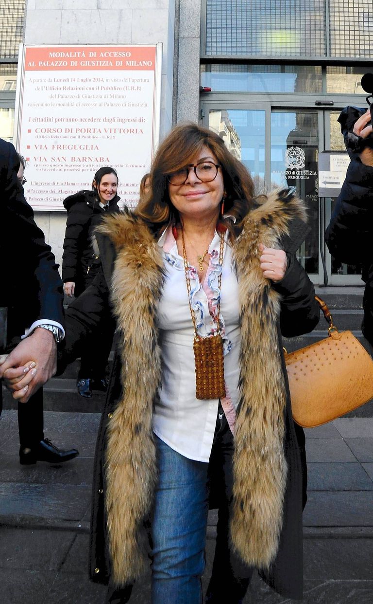Патриция Реджани выходит из зала суда, 2017 год.