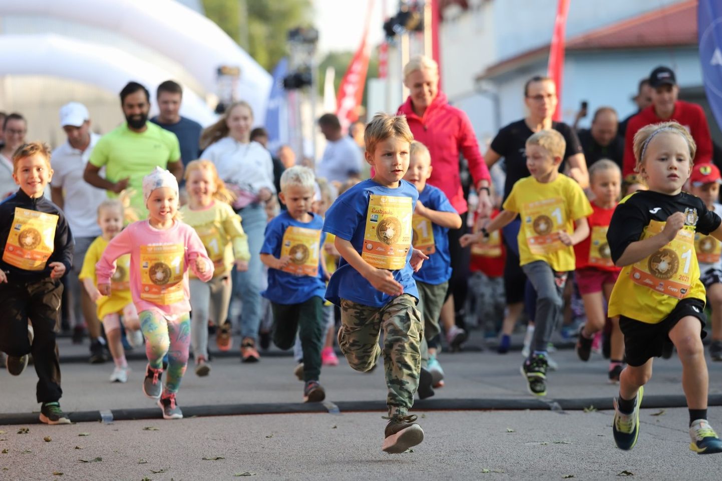 Täna toimuval Neptunas Ööjooksu Rakvere etapil startisid esimestena mudilased traditsioonilisel lastejooksul.