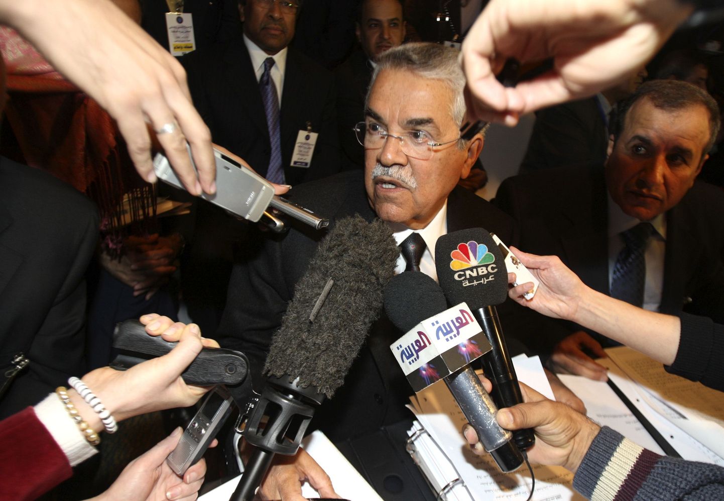 Saudi Araabia naftaminister Ali al-Naimi ajakirjanike piiramisrõngas.