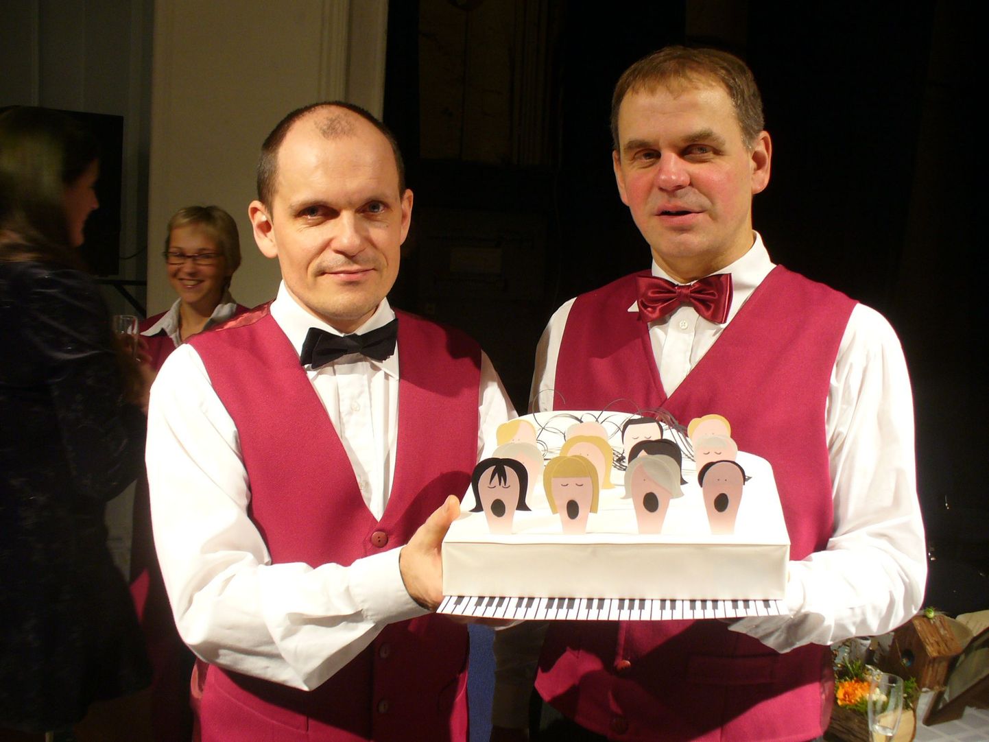 Pühajärve põhikool kinkis Eveko koorile valge kontsertklaveri. Kingitusega Kuno Oja (vasakul) ja koori vanem Ain Kruusmaa