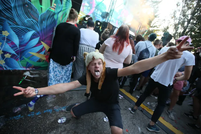 секс танго подростков Алкоголь и наркотики: на фестивале Weekend задержали 140 несовершеннолетних