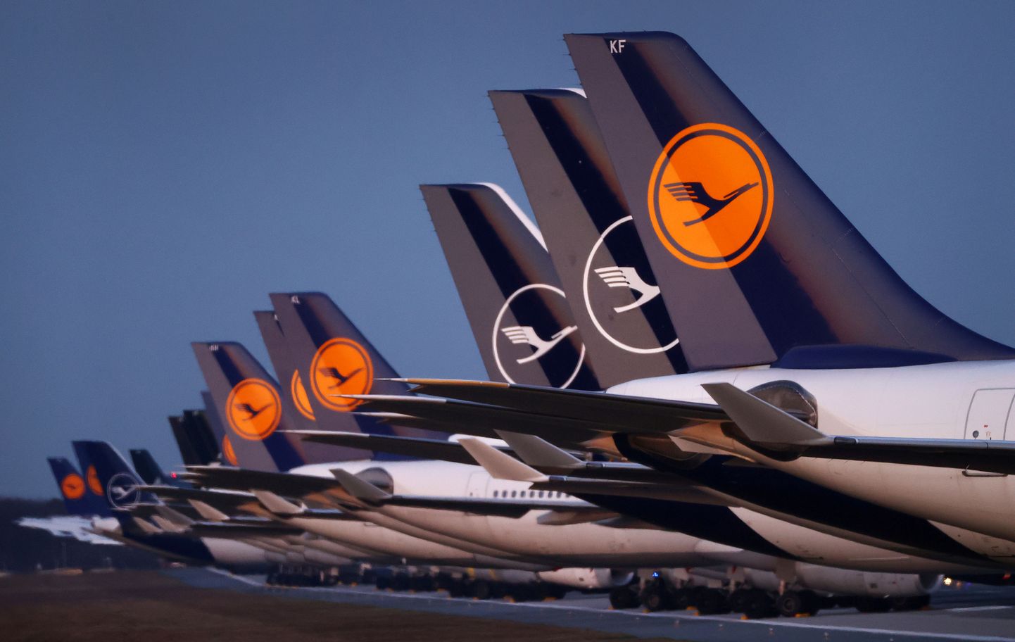 Saksa lennufirna Lufthansa lennukid pargituna Frankfurdi rahvusvahelise lennujaama lennuväljal