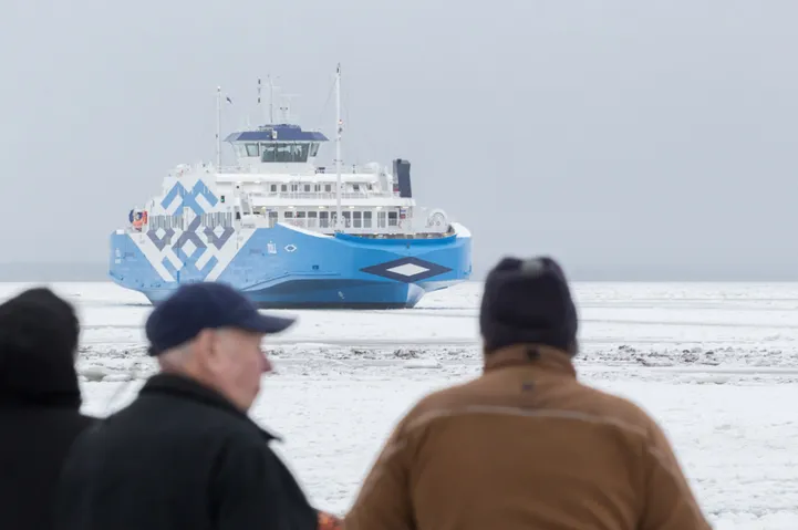 Parvlaev Tõll läks appi jäässe kinni jäänud kaubalaevale