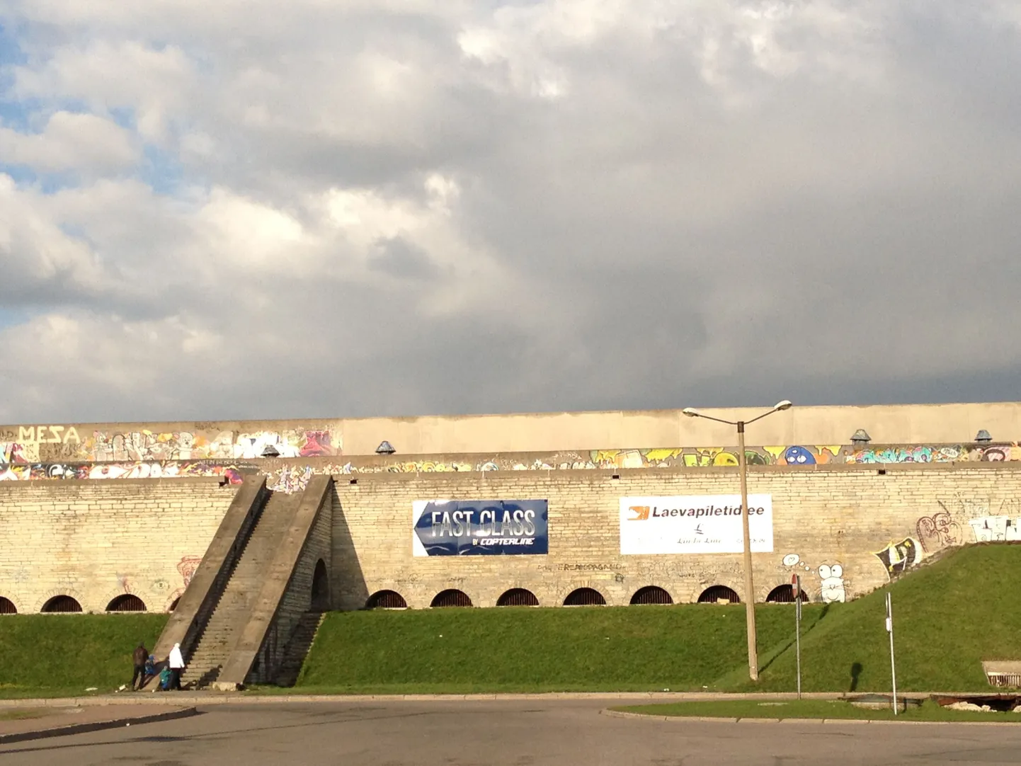 Eelmisel laupäeval algas linnahalli seinte puhastamine grafitist.