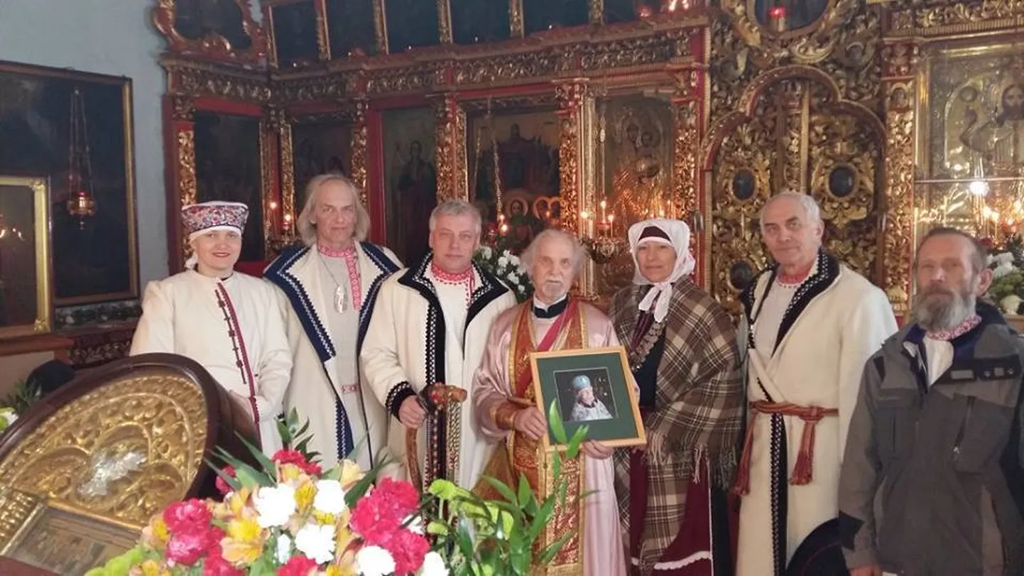 Isa Jevgeni (keskel) koos sootskatega Petseris Varvara kirikus