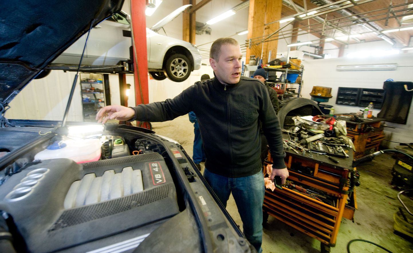Autoremondikeskuse juhataja Fred Häling näitab sõidukit, mis toodi autoteenindusse külmast tingitud tõrgete tõttu.
