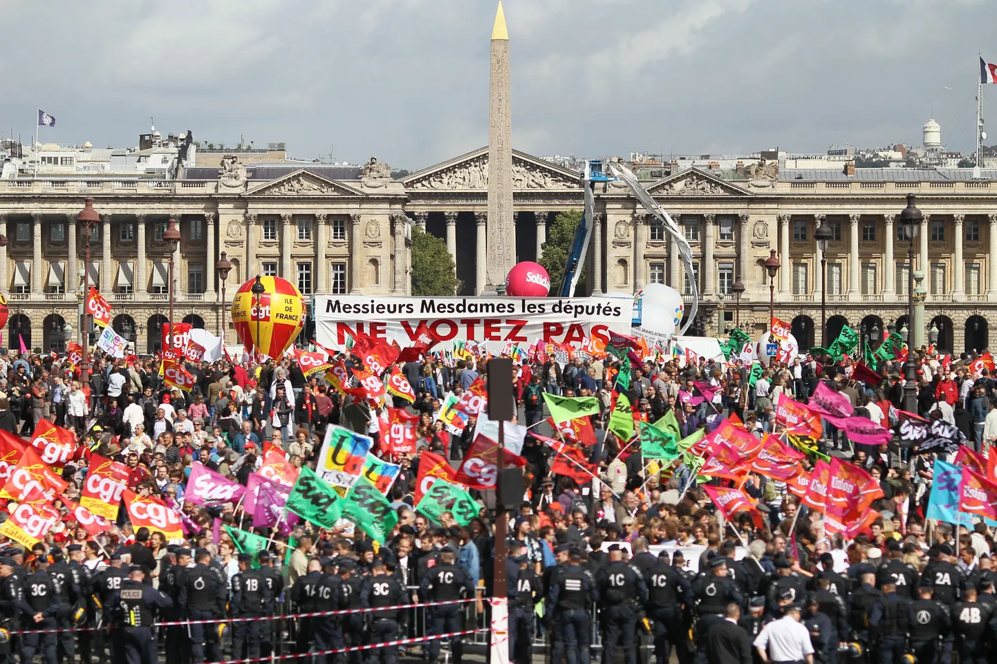 Pariisis asuva rahvusassamblee hoone ees avaldati pensionireformi vastu meelt.