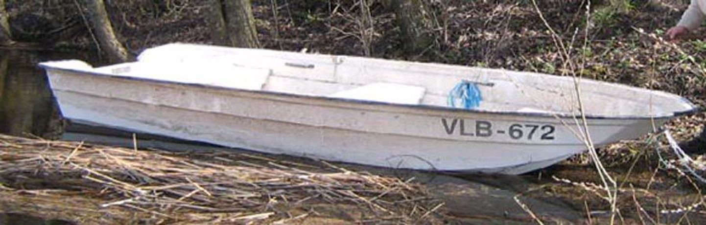 Valge plastist mootorpaat Delta 380 varastati Viljandi järve vetelpäästejaama kõrvalt paadisamast.