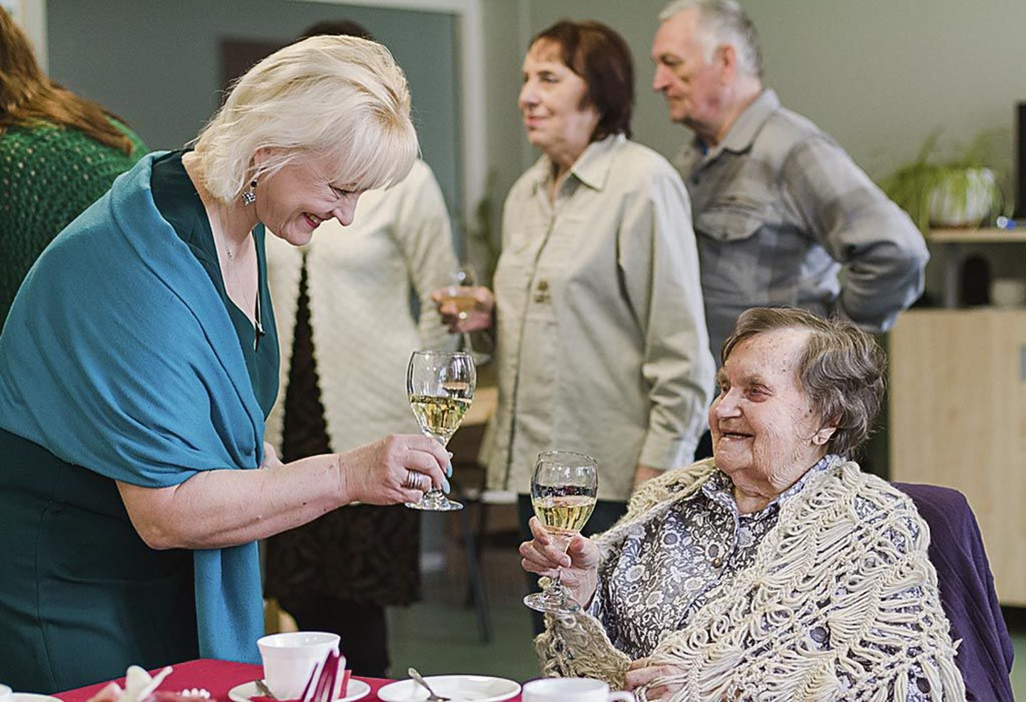 Lähedaste ja Tammiste hooldekodu töötajatega oma 100. sünnipäeva tähistanud Nataliele teeb heameelt, kui tema ümber on rõõmsad inimesed.
