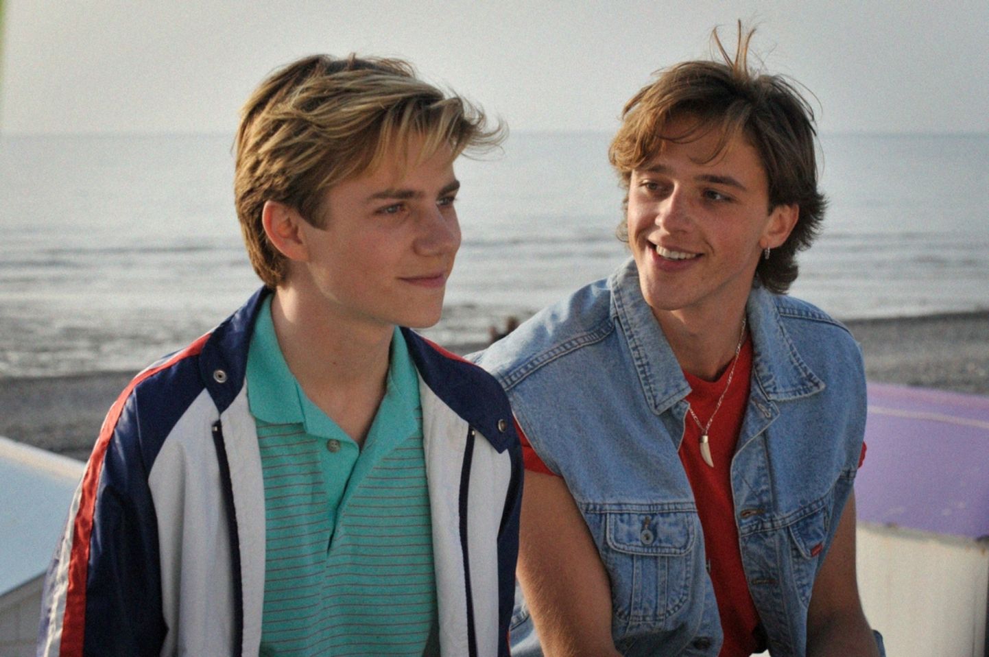 Кадр из французского фильма "Лето 85" об взаимоотношениях двух молодых людей.