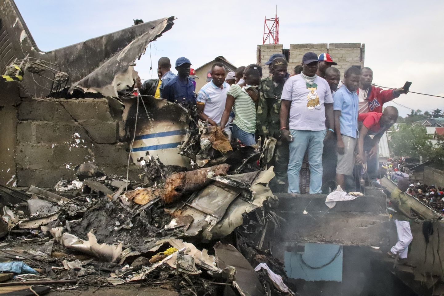 Päästjad ja pealtvaatajad Gomas alla kukkunud reisilennuki vraki juures.