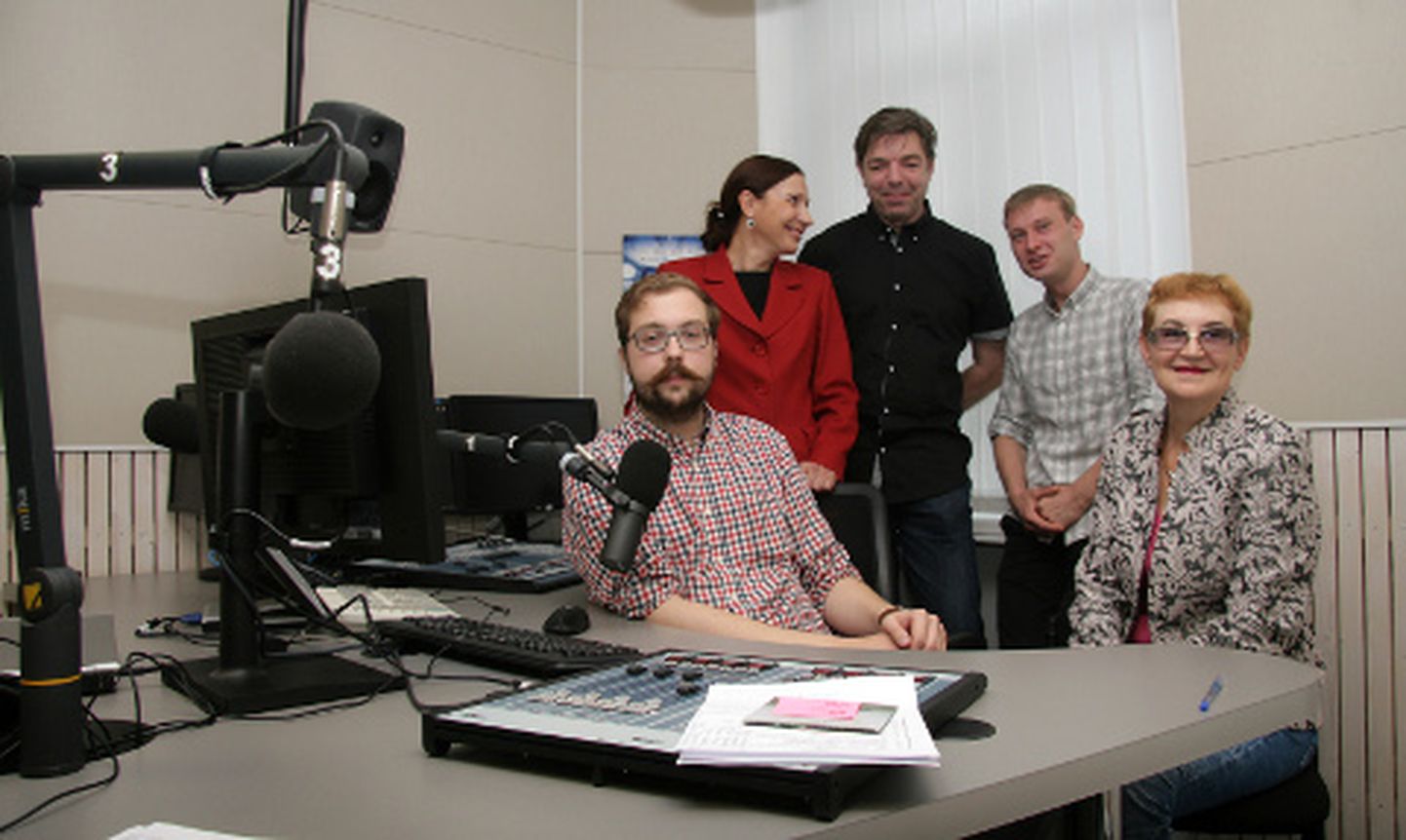 Stuudiovaidlustes sünnivad šedöövrid. Pildil on Mihhail Komaško, Svetlana Tšehhova, Jüri Nikolajev, Sergei Rõmar ja Galina Šustrova.