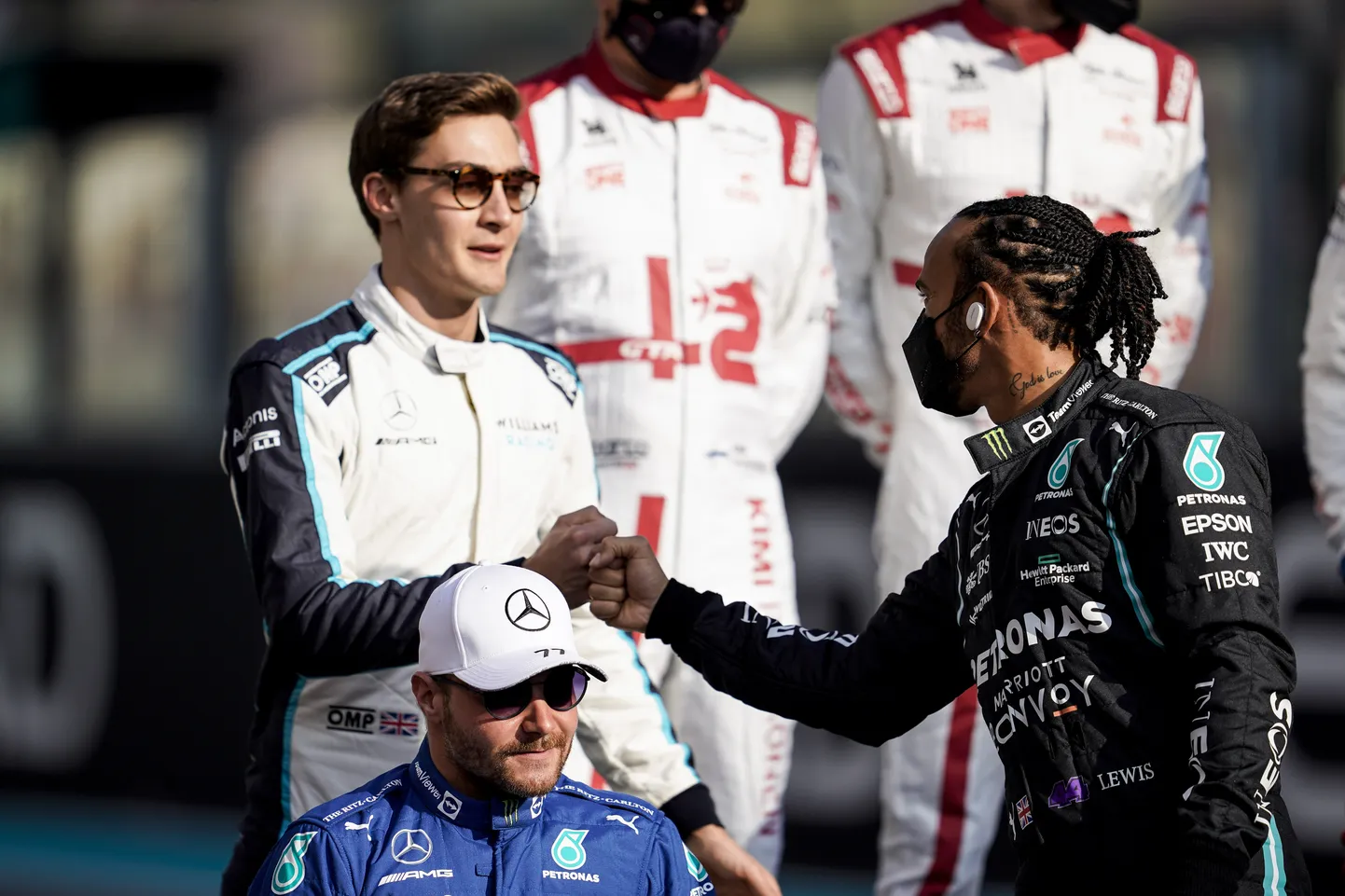George Russell ja Lewis Hamilton.