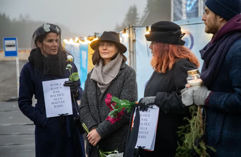 Kui kunagi oli Rail Balticu vastu protestijaid terve suur väljaku­täis, siis eile tuli suurprojekti matuseid pidama vaid neli inimest, teiste hulgas roheliste esinaine Züleyxa Izmailova.