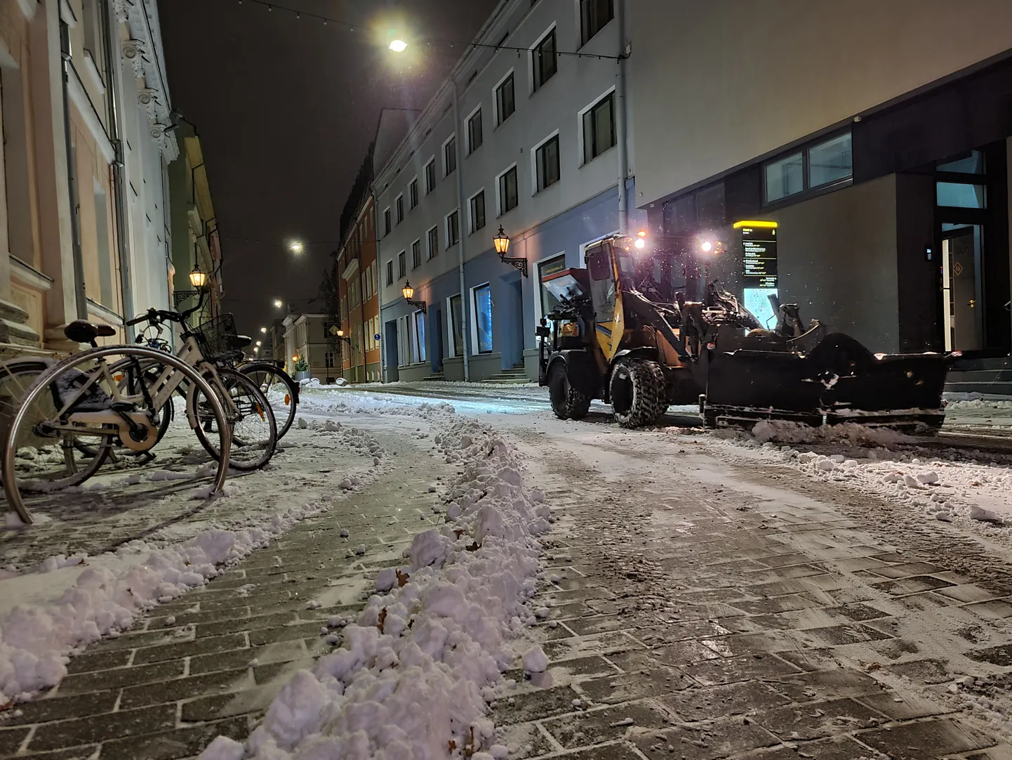 Tartu tänavad pärast õist lumesadu.