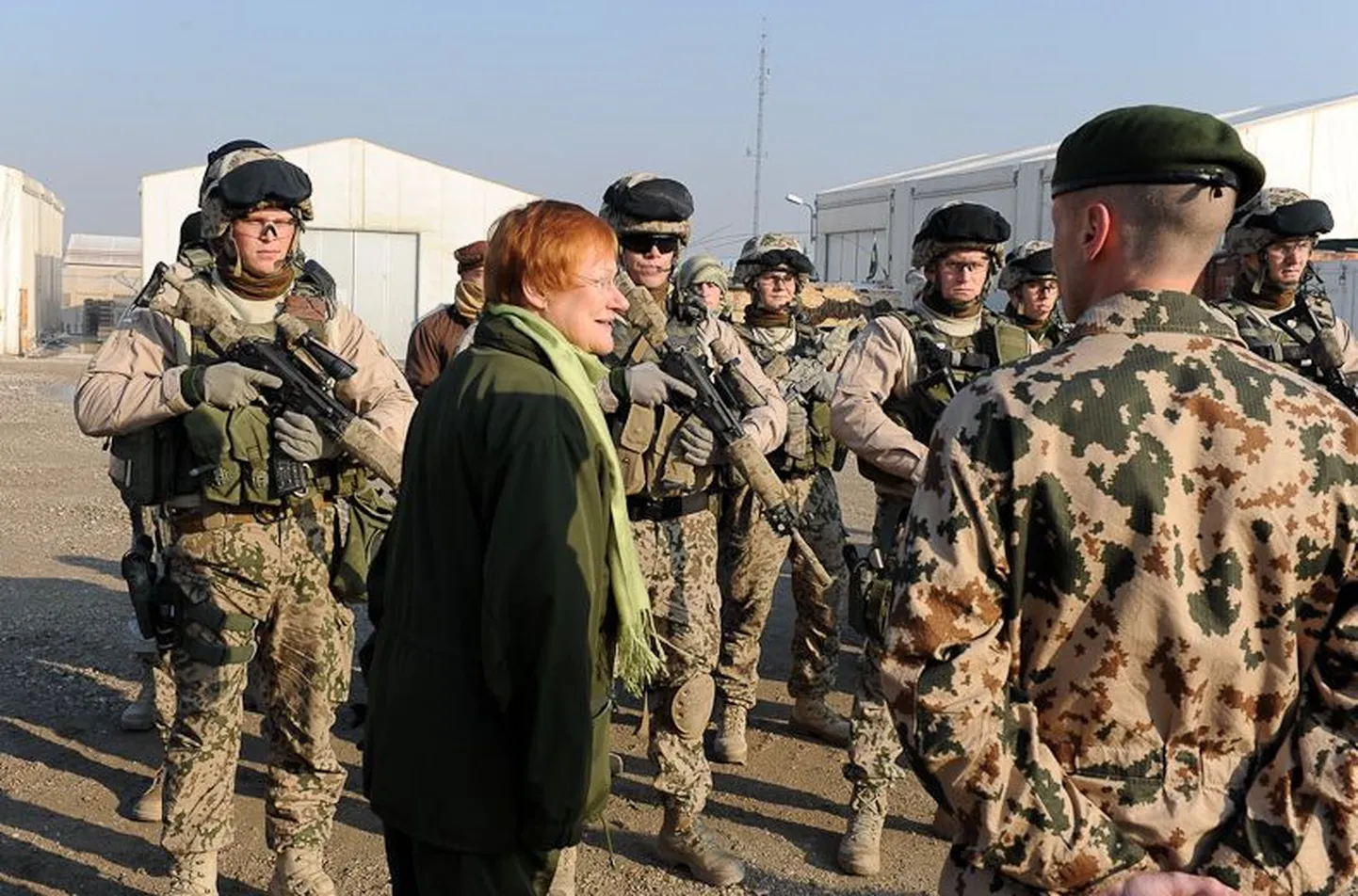 Tarja Halonen Põhja-Afganistanis ümbritsetuna soomlastest väekontingendist.