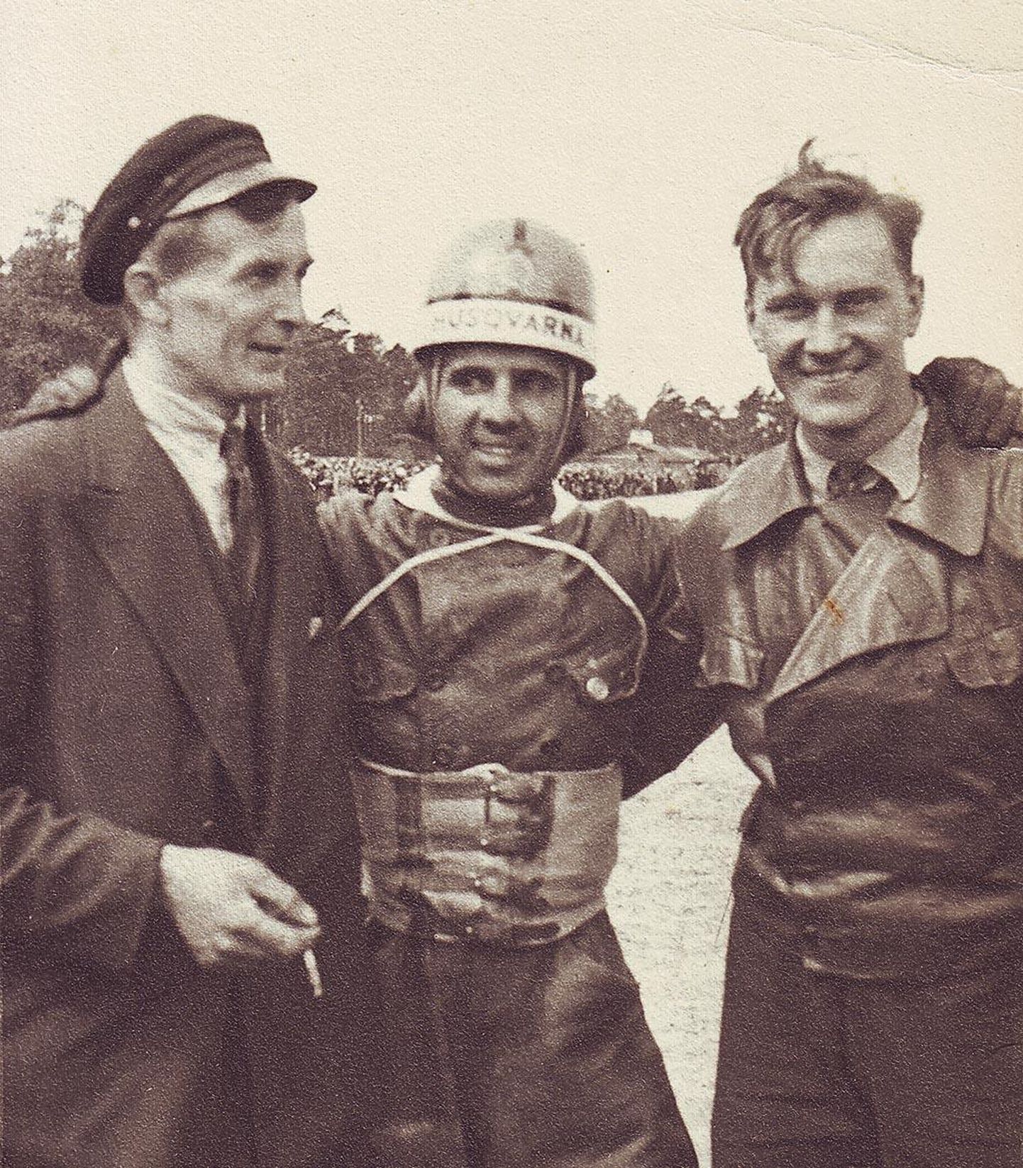 Oskar­Veldeman (keskel) pälvis mootorratturina kolmel korral riigivanema auhinna.
