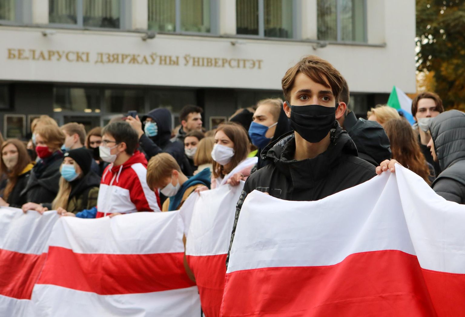 Valgevene tudengid eelmisel sügisel protestimas Valgevene Riikliku Ülikooli ees Minskis.